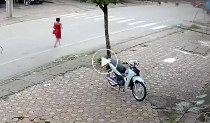 Женщина остановила мотоциклиста одной левой