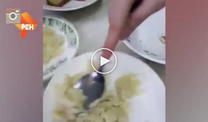 Как собакам насыпают. Кузбасские подростки показали на видео странную еду в школьной столовой