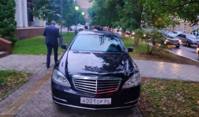 Игорь Николаев прокатился на своем "Мерседесе" по тротуару в Саратове