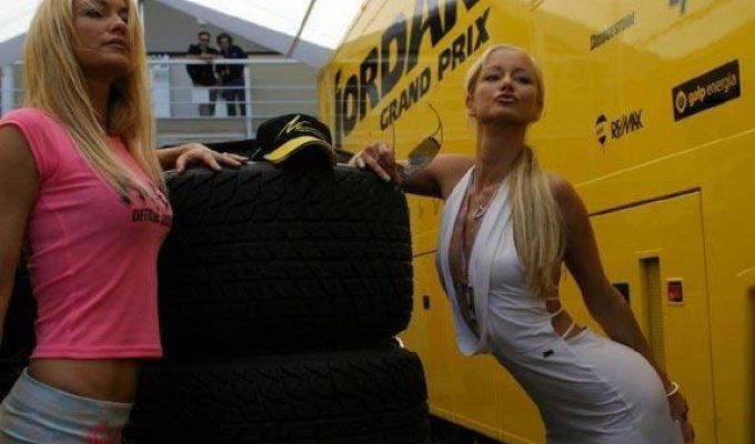 Девушки Formula 1 (24 фотографии)