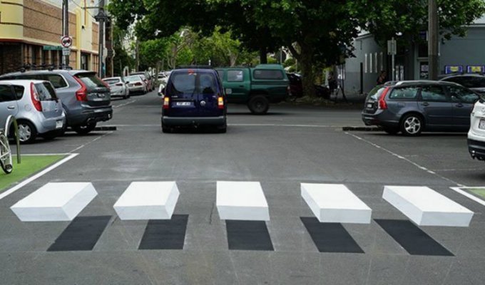 Австралийцы превратили пешеходный переход в оптическую иллюзию (4 фото)
