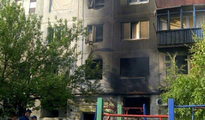 В Донецке снаряд боевиков попал в многоэтажку. Ранены две женщины (3 фото)