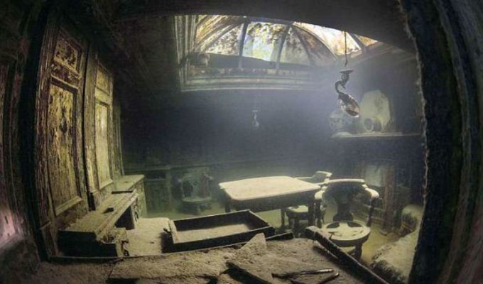 Подводная прогулка по затонувшему 107 лет назад кораблю (8 фото)