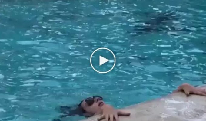 Девушка пытается вылезти с бассейна