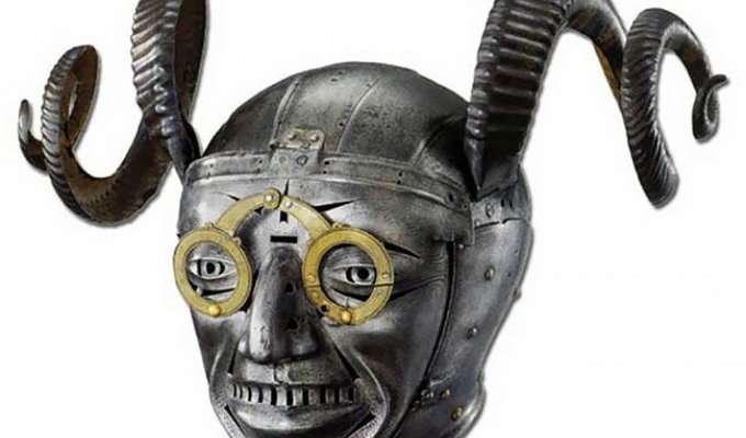 Рогатый шлем короля Генриха VIII с очками и щетиной (10 фото)