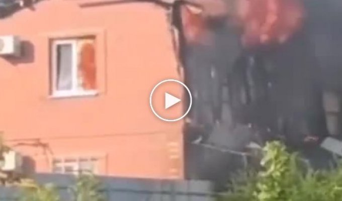 В Таганроге в Ростовской области сегодня горел жилой дом после падения беспилотника