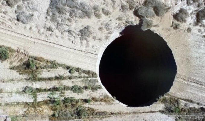 В Чили открылась гигантская воронка диаметром 30 метров (2 фото)