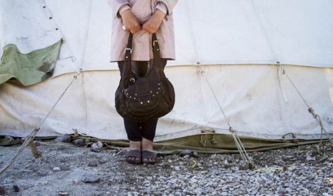 В сумке беженца: что беженцы берут с собой во время бегства к лучшей жизни (12 фото)