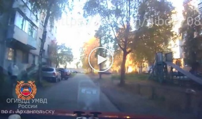 Пятилетний ребенок попал под колеса автомобиля во дворе дома в Архангельске