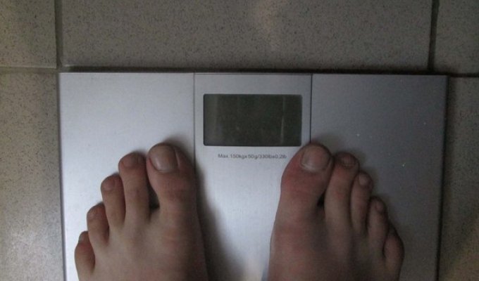 Решил я тут узнать какой у меня вес (2 фото)