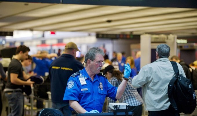 Нескромные меры безопасности в американских аэропортах (32 фото)
