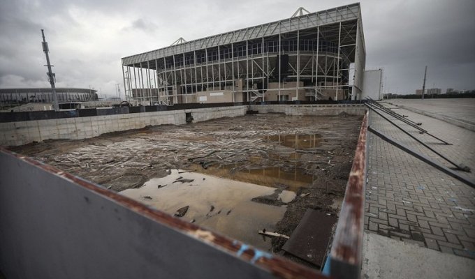 Олимпийская разруха: семь месяцев спустя (16 фото)