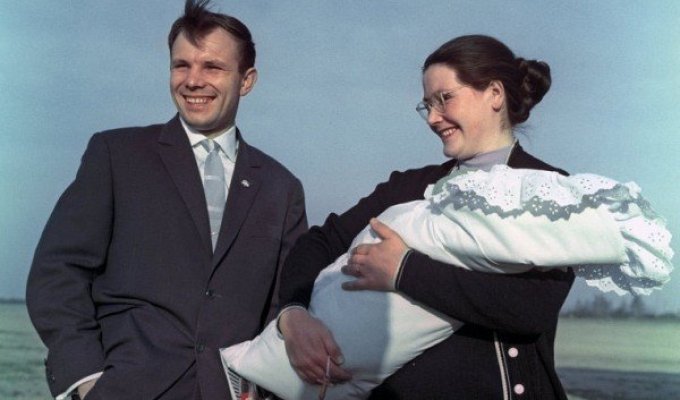 Юрий Гагарин и его любимые женщины (21 фото)