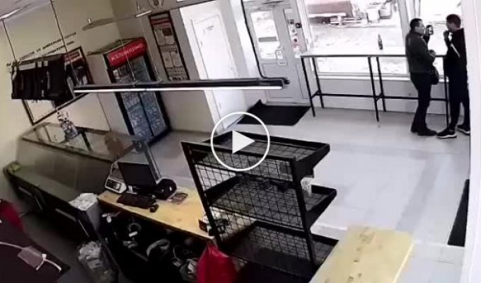 Новосибирец набросился с ножом на посетителей магазина