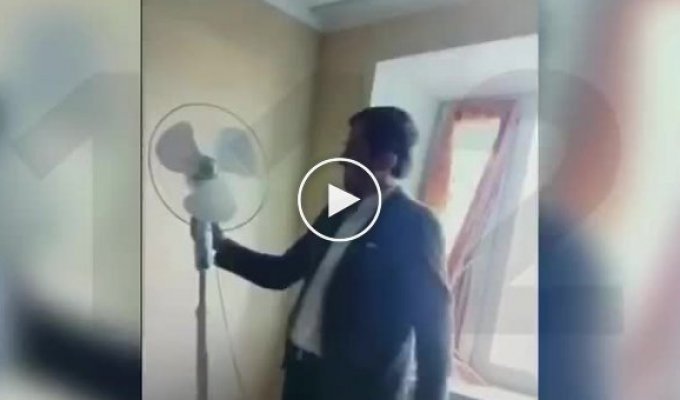 Депутат останавливает пропеллер вентилятора своим языком