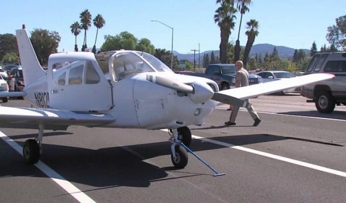 Самолет с неисправным двигателем экстренно приземлился на шоссе в Калифорнии (2 фото + 2 видео)