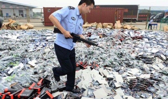 Китайские правоохранители уничтожают изъятое игрушечное оружие (12 фото)