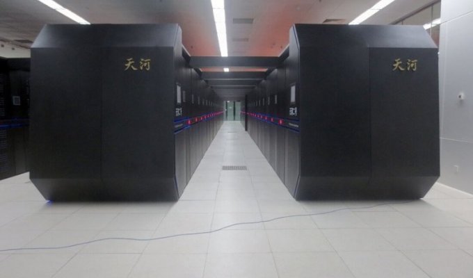 Китайский суперкомпьютер - самый мощный суперкомпьютер в мире (4 фото + 1 видео)