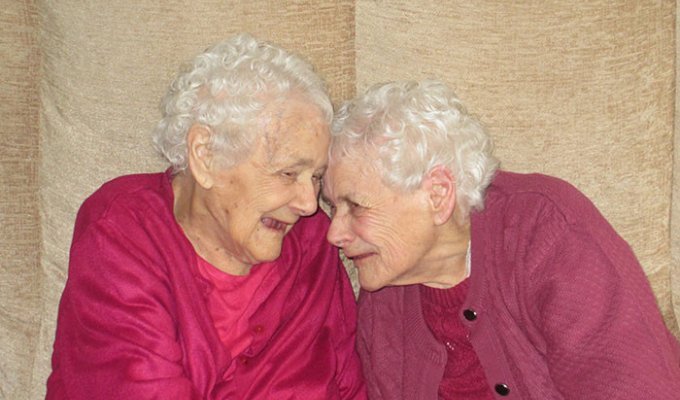 Старейшие сестры-близняшки (8 фото)