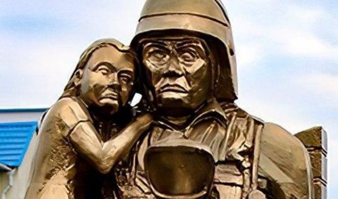 В Белоруссии установили памятник сотрудникам МЧС, пугающий прохожих (3 фото)