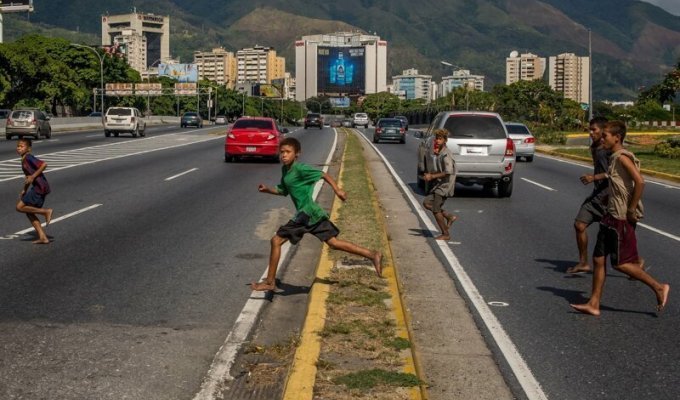Дети улиц: фоторепортаж из Каракаса (22 фото)