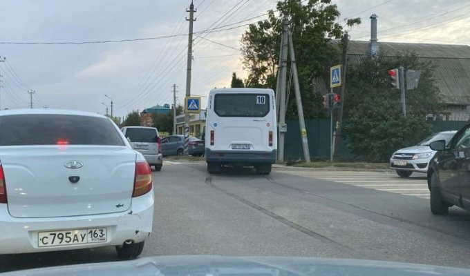 Столкновение с маршруткой в Саратовской области (3 фото + 1 видео)