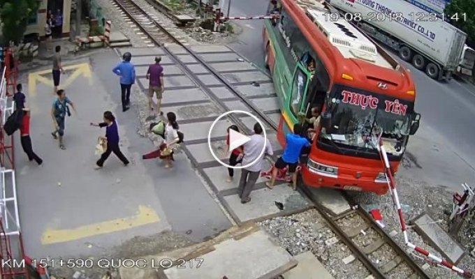 Шлагбаум проткнул автобус во Вьетнаме