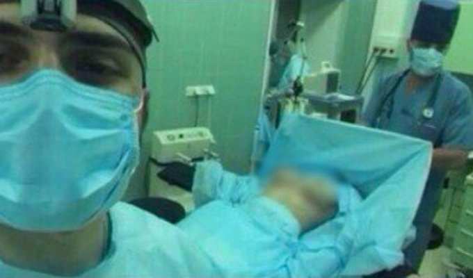 Студент медицинского ВУЗа опубликовал фото из операционной с голой пациенткой (2 фото)