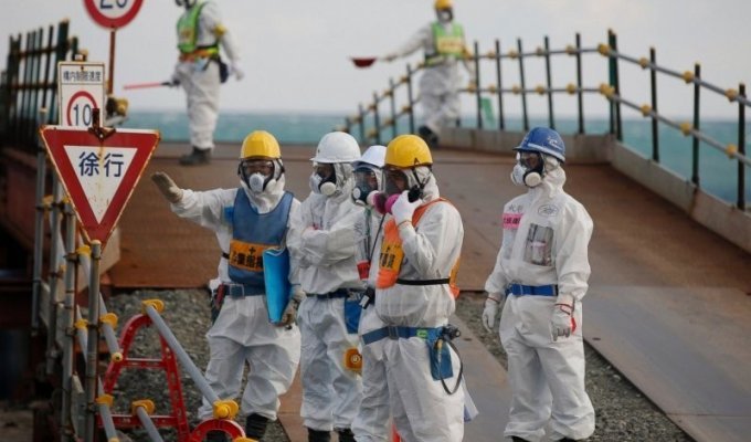 Двое рабочих с "Фукусимы" попали в больницу из-за заражения радиацией (2 фото)