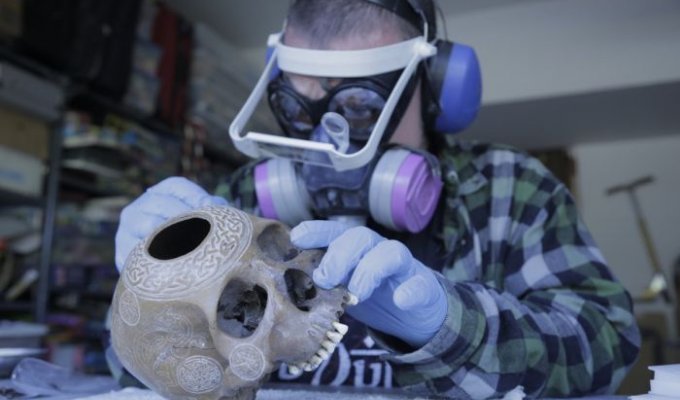Американец превращает черепа и кости людей в предметы искусства (14 фото)