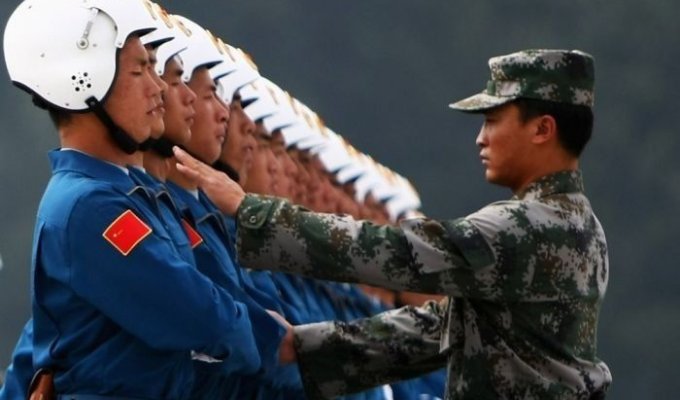 Китайские летчики готовятся к параду (5 фото)