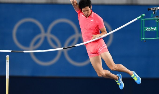 Размер имеет значение: японский прыгун не смог преодолеть высоту из-за собственного пениса (3 фото + 1 видео)