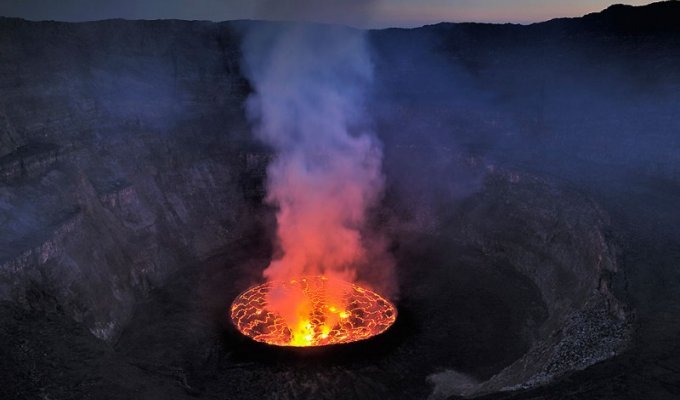 Кратер вулкана Нирагонго: путешествие к центру Земли (28 фото)