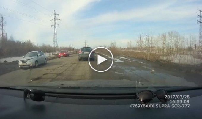 Убитые дороги Барнаула и небольшое ДТП