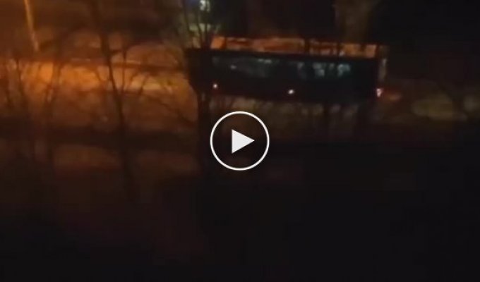 В соцсетях распространяют видео, как колонна техники входит в оккупированный Донбасс