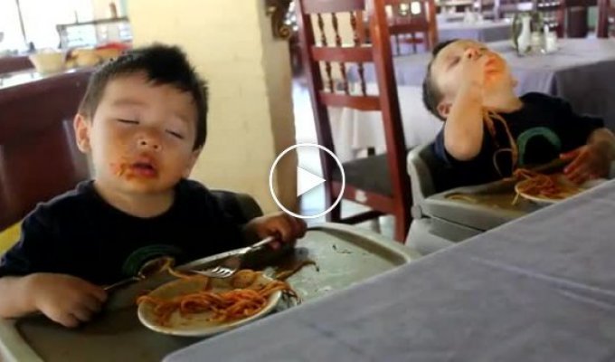 Близнецы любят спать, когда кушают спагетти