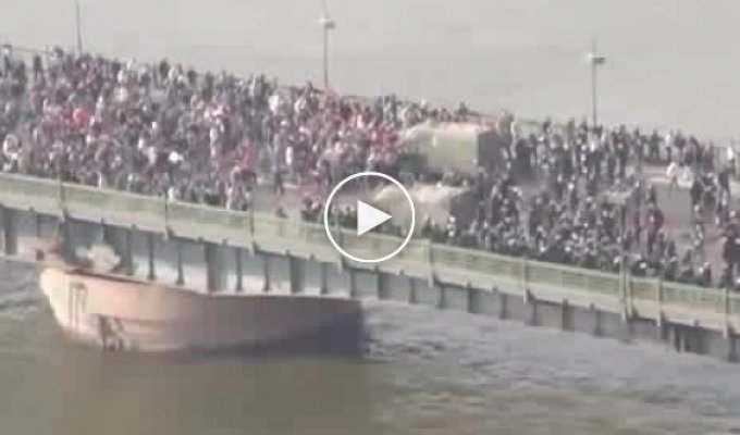 Протестанты против Полиции на мосту в Египте