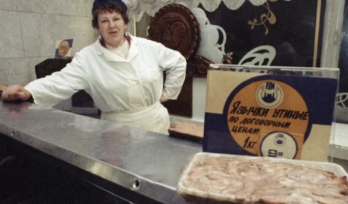 Жизнь в лихие 90-е: первые магазины, пустые прилавки и жалобные взгляды россиян (23 фото)