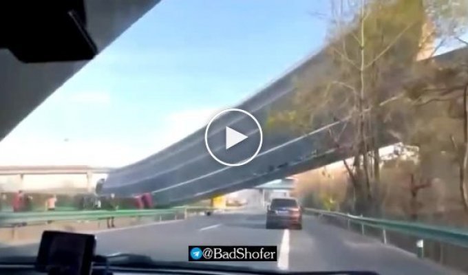 Китайский мост, который упал из-за тяжелой фуры
