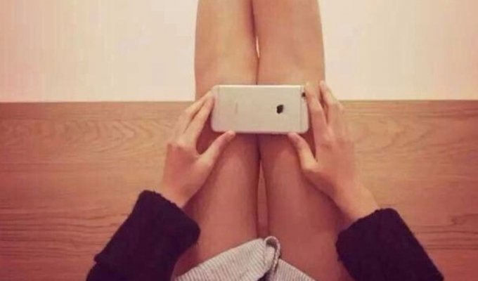Китаянки доказывают стройность ног, прикладывая айфон к коленям (6 фото)