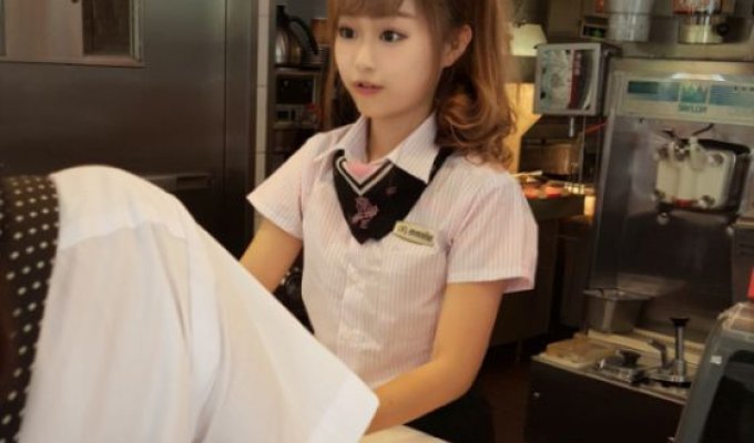 Пользователи сети назвали жительницу Тайваня самой красивой работницей McDonald's (12 фото + видео)