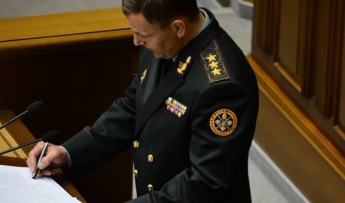 Новоизбранный министр обороны Украины "подписал" присягу (2 фото)