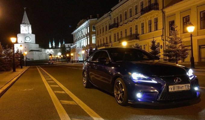 Уличный гонщик из Казани взбодрился за рулем своего Lexus (5 фото)