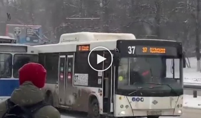 Как объехать препятствие на троллейбусе
