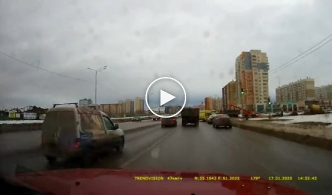 В Челябинске водитель реанимобиля спешил на срочный вызов и устроил ДТП