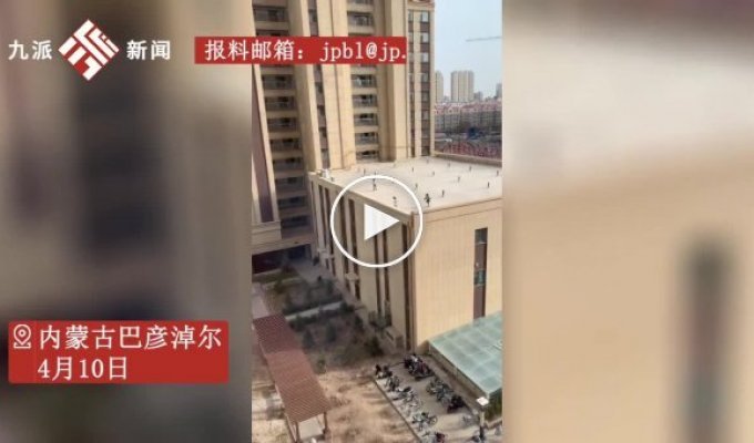 Китайские дети устроили на крыше роллердром