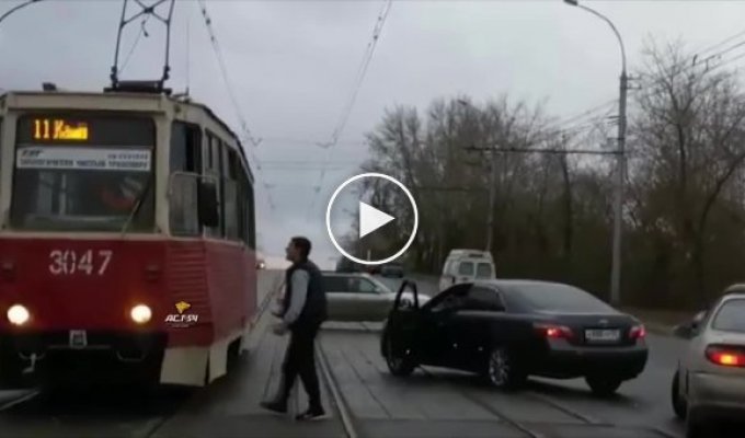 В Новосибирске приезжий начал воевать языком с водителем трамвая (маты)