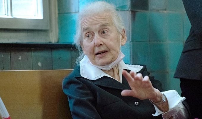 Отрицавшую Холокост 92-летнюю женщину повторно осудили в Германии (2 фото)