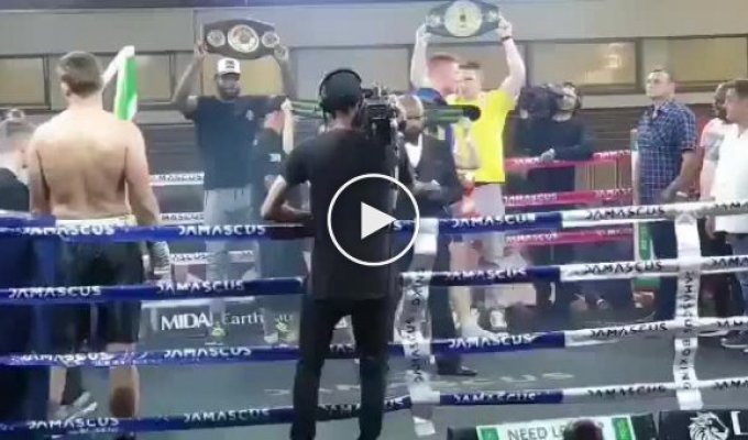 Боксёр проиграл бой ещё до его начала, свалившись с ринга