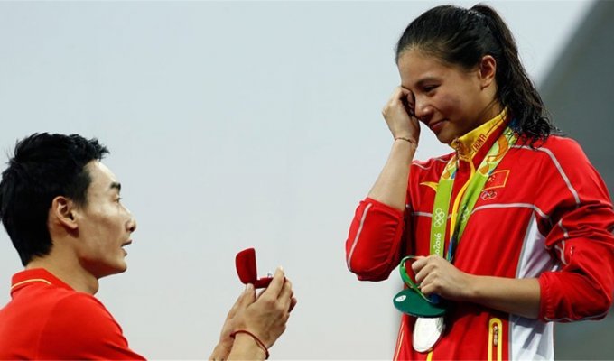 Китайский спортсмен сделал предложение коллеге по сборной во время церемонии награждения (6 фото + 1 видео)